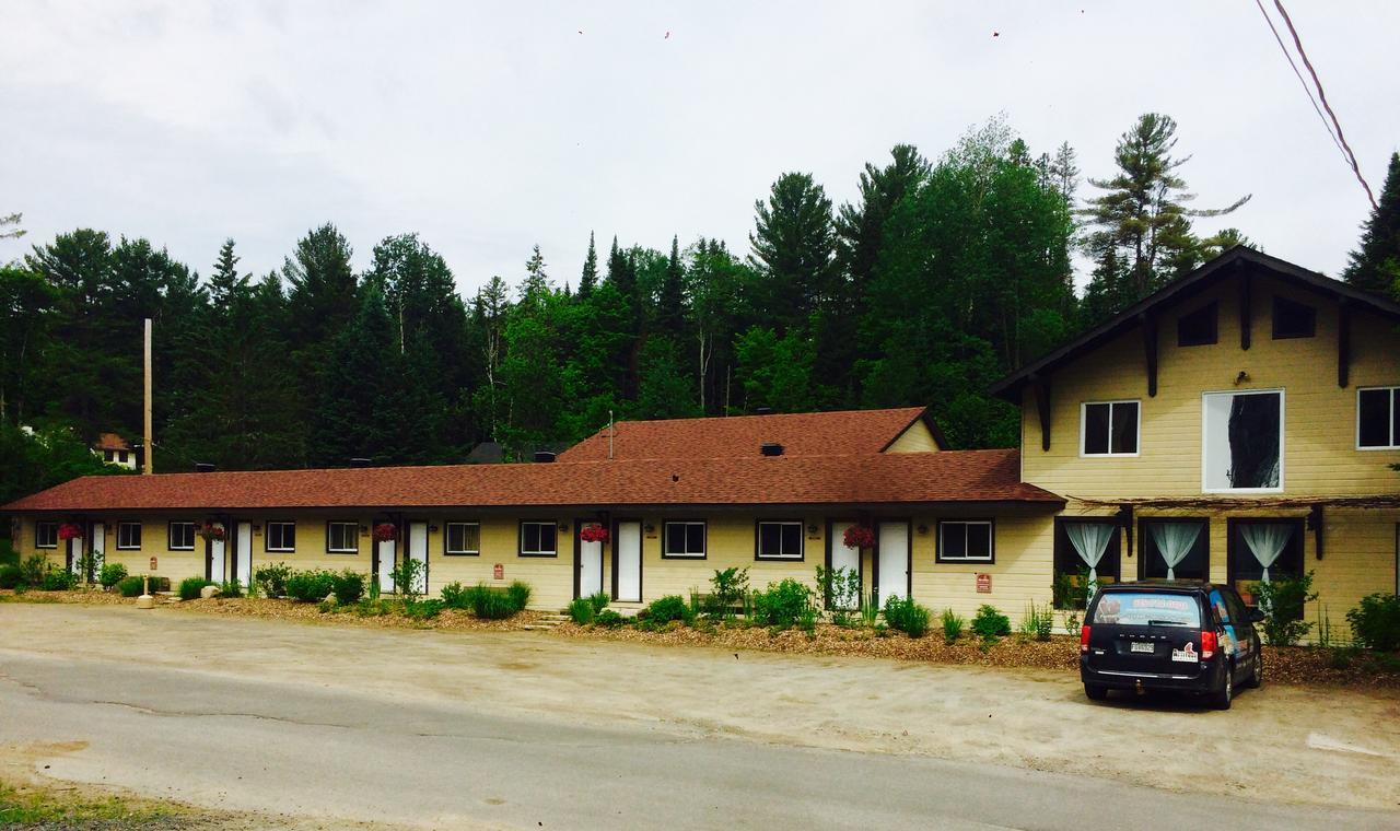Attitude Montagne Hotel Saint Adolphe D'Howard Exterior foto